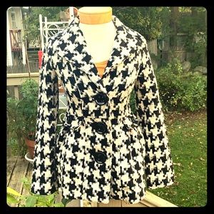 Black and white houndstooth coat by candie’s